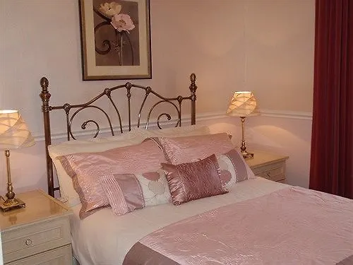 אדינבורו Highfield Guest House 4*,